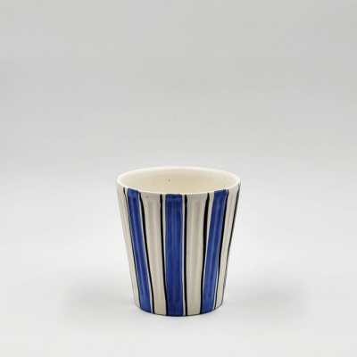 Copo cerâmico com riscas verticais azuis e pretas