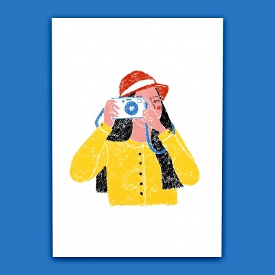 Ilustração de pessoa com casaco amarelo e chapéu vermelho a tirar foto com câmera azul