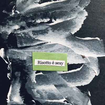 Etiqueta verde com texto 'Risotto é sexy' sobre fundo abstrato em preto e branco.