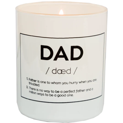 Vela branca com etiqueta 'DAD' e texto em inglês, acesa