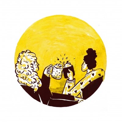 Dupla brindando com canecas com fundo amarelo redondo