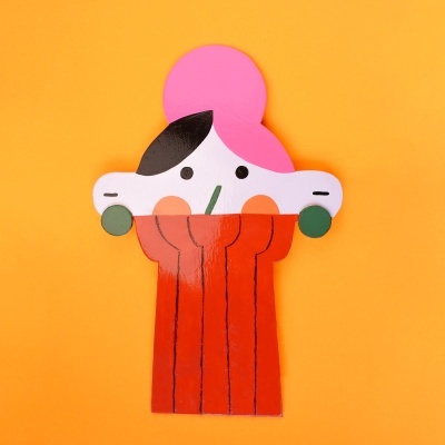 Figura decorativa colorida em cartão com design de mulher estilizada.