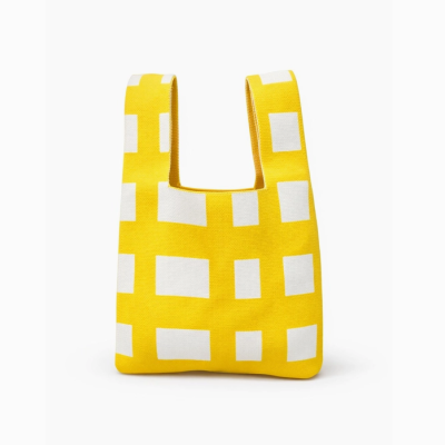 Mala de tecido amarela com quadrados brancos