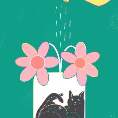 Saco branco com flores cor-de-rosa e desenho de gato preto, regador amarelo a dar água, fundo verde