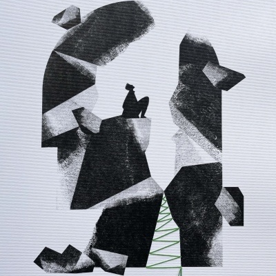 Ilustração abstrata com formas geométricas a preto e branco e elemento triangular verde sobre fundo branco