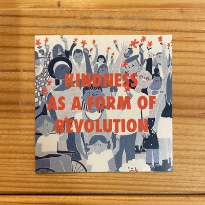 Adesivo com ilustração de pessoas e texto em vermelho