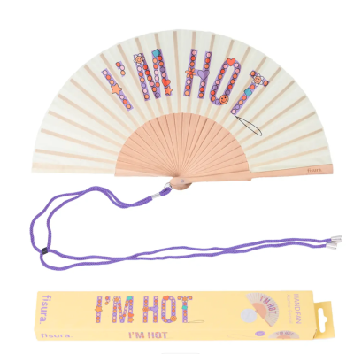 Leque bege com texto I'M HOT e cordão roxo, embalagem amarela com texto