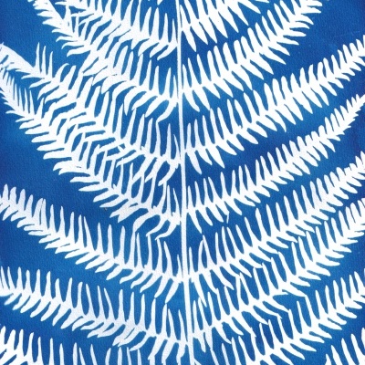 tecido azul com padrão branco de folhas de samambaia