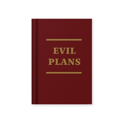 Livro de capa vermelha com texto dourado 'EVIL PLANS'