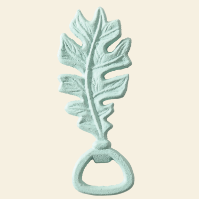 Abridor de garrafas azul claro em forma de folha sobre fundo bege