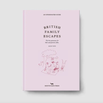 Livro com capa rosa claro intitulado British Family Escapes