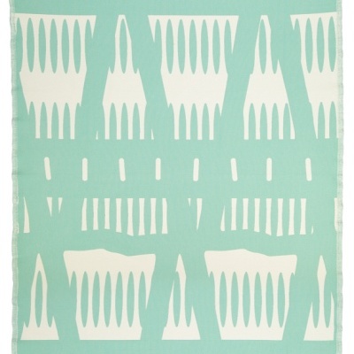 Toalha verde-água com padrão branco e franjas nas bordas.