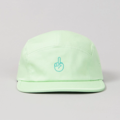 Boné verde claro com bordado azul de dedo do meio