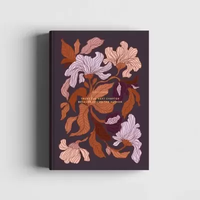 Livro com capa floral em tons roxos e castanhos com texto dourado