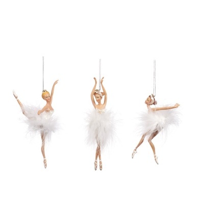 Três bonecas de bailarina em saias de penas brancas suspensas.