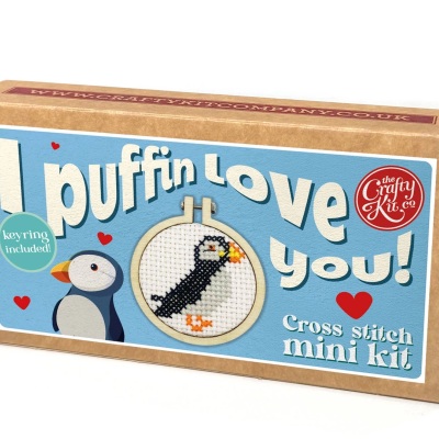 Mini kit de ponto de cruz com bordado de papagaio-do-mar e embalagem azul claro e castanha