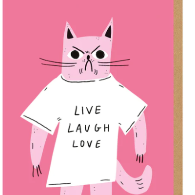 Gato cor-de-rosa zangado com t-shirt branca texto 'LIVE LAUGH LOVE' fundo rosa