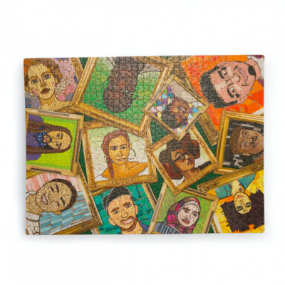 Quebra-cabeças com retratos coloridos de várias pessoas em molduras douradas.