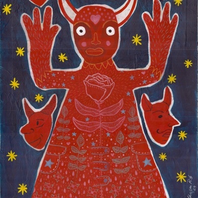 Pintura colorida com figura vermelha de chifres e corações, com padrões florais e estrelas amarelas