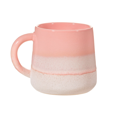 caneca de cerâmica rosa e creme com alça