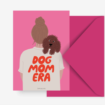 Cartão com ilustração de pessoa e cão e texto DOG MOM ERA
