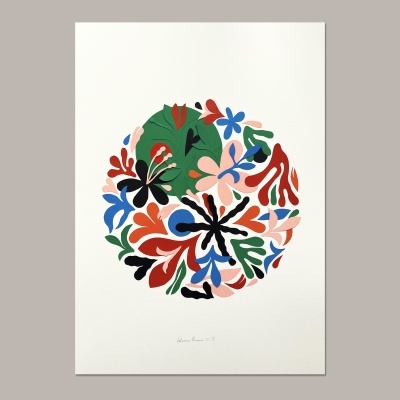 Impressão artística com padrão floral colorido em papel branco