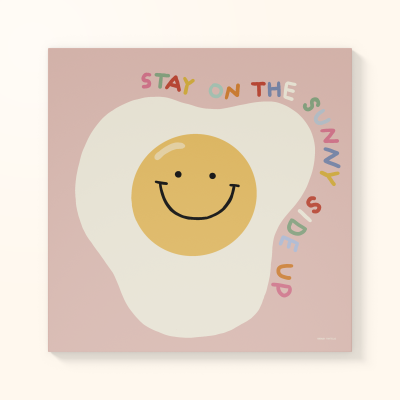 Tela decorativa com desenho de ovo estrelado sorridente e frase colorida