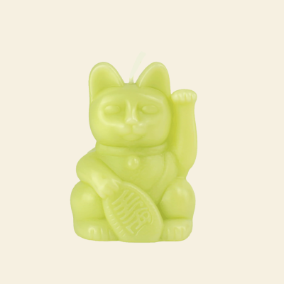 Vela verde claro em forma de gato Maneki-neko com mão levantada