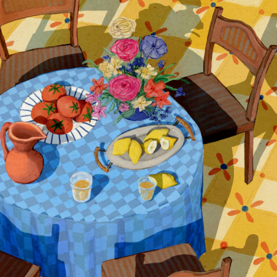 Mesa redonda com toalha azul e itens variados, com cadeiras de madeira, em chão amarelo com padrão floral.