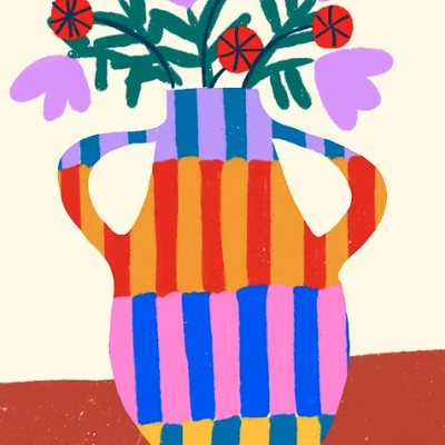 Vaso colorido com flores roxas e vermelhas sobre superfície castanha