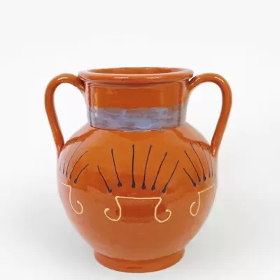 Jarro de cerâmica castanha com decoração azul e creme e duas pegas