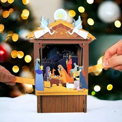 Escultura em madeira da Natividade com figuras coloridas e fundo iluminado.