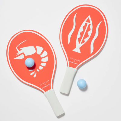 Duas raquetes coral com desenhos de camarão e peixe, duas bolas azuis