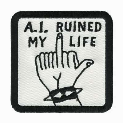Emblema bordado com mão a mostrar o dedo do meio e texto A.I. RUINED MY LIFE