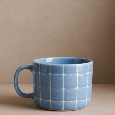 Caneca de cerâmica azul com padrão de quadrados brancos