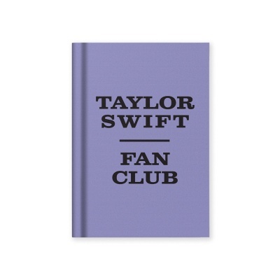 Caderno lilás com texto preto Taylor Swift Fan Club na capa