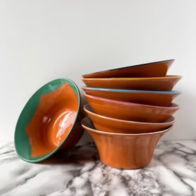 Set de sete taças cerâmicas castanhas com interior verde e laranja