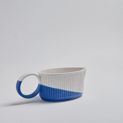 Caneca de cerâmica branca e azul com pata estriada e pega circular