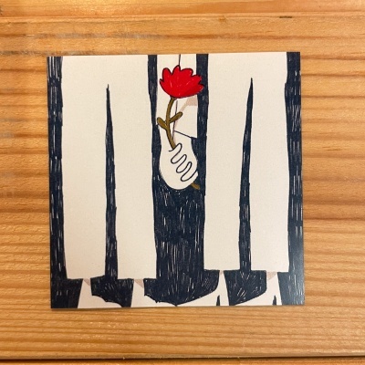 Ilustração de pernas com calças brancas e sapatos, mão segurando flor vermelha em fundo preto