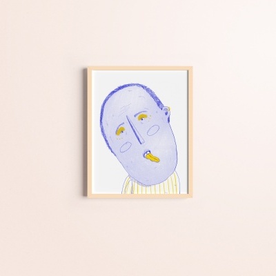 Quadro com ilustração de rosto estilizado em moldura de madeira clara numa parede bege claro