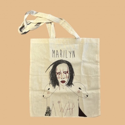 Mala de tecido bege com ilustração e texto 'MARILYN' e 'WAR'.