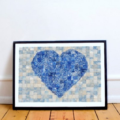 Quadro com coração azul em azulejos sobre fundo bege e azul claro