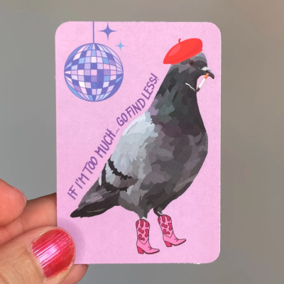 Cartão ilustrado com pombo, boina vermelha e botins rosa com texto em inglês.