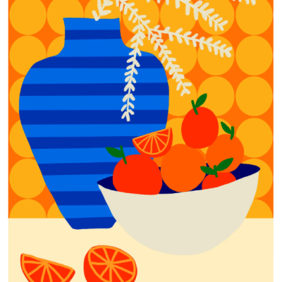 Vaso azul com folhas brancas e tigela branca com laranjas e tangerinas sobre fundo laranja com círculos