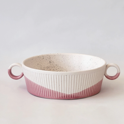 Travessa de cerâmica branca com padrão rosa e alças circulares