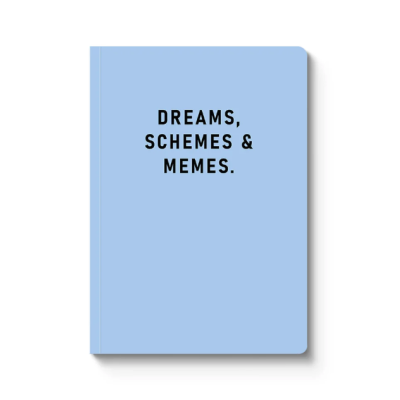 Caderno azul claro com texto preto DREAMS, SCHEMES & MEMES.