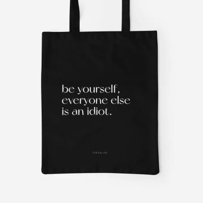 Saco de pano preto com texto branco motivacional