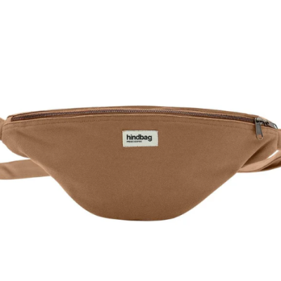 Pochete castanha com fecho de correr e etiqueta frontal hindbag