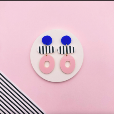 Brincos coloridos em acrílico com formas geométricas e padrão de riscas pretas e brancas