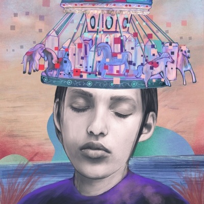 Pessoa com carrossel colorido na cabeça sobre fundo de céu e vegetação.